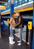 Молодая пара ебется посреди улиц 2 фотография