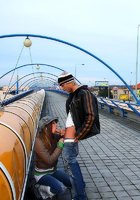 Молодая пара ебется посреди улиц 6 фотография