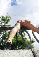 Бритая пизда спрятана под белыми колготками 14 фотография