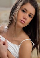 Красотка с большими сиськами любит теребить клитор 3 фотография