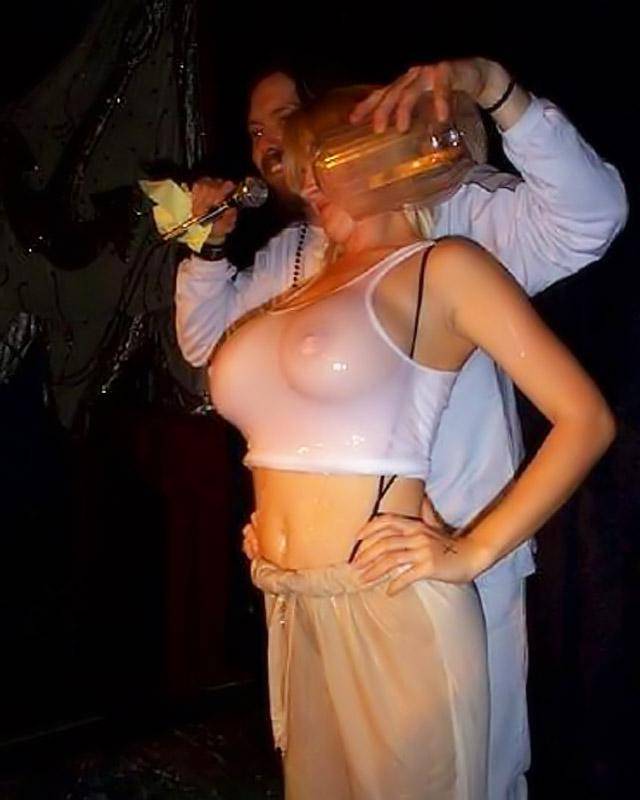 Пьяные девушки показывают свои прелести 1 фотография