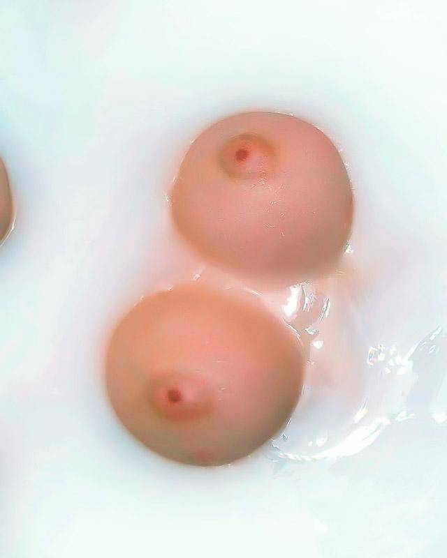 Пышногрудая девица принимает ванну 8 фотография