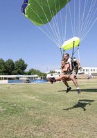 Парашютистки заняты лесбийским сексом 14 фото