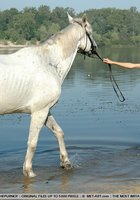 Худенькая няшка вышла на прогулку к водоему 9 фотография