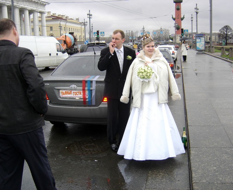 После свадьбы сучка сразу же начала светить мандой 1 фотография