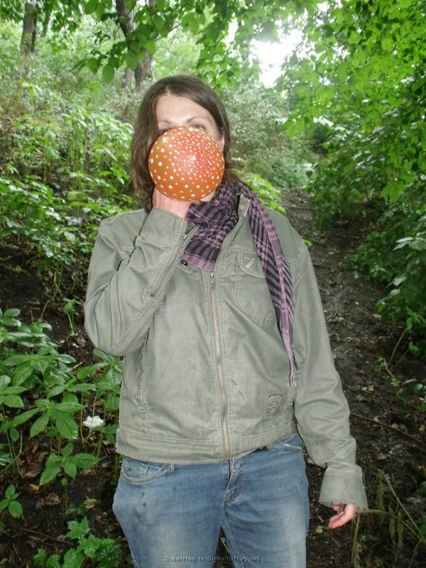 Оля засовывает между ног воздушный шарик 1 фотография