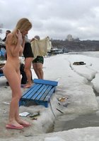 Голые нудистки купаются в проруби 9 фотография