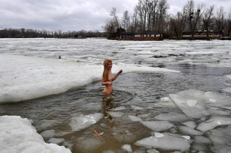 Голые нудистки купаются в проруби 10 фотография