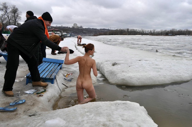 Голые нудистки купаются в проруби 16 фотография