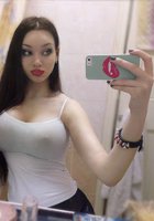 Стройные нимфы делают селфи в зеркале, стоя в трусиках 8 фотография